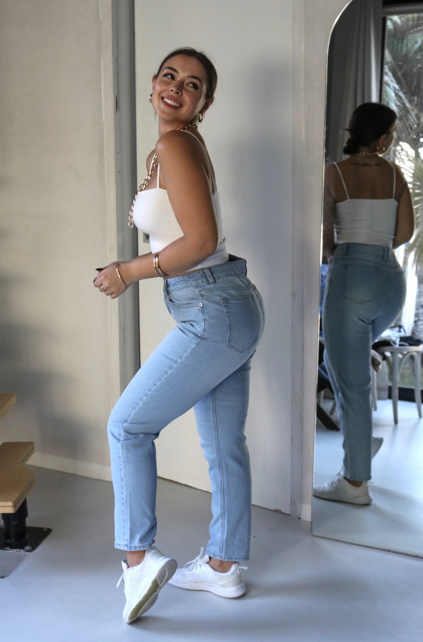 Boyfriend Denim Jeans in Light Wash. Scarlette The Label, an online fashion boutique for women.