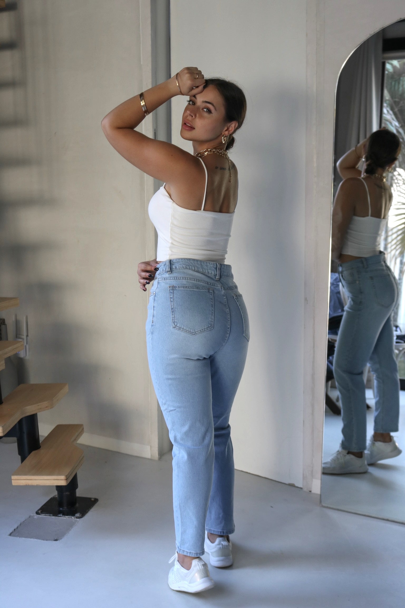 Boyfriend Denim Jeans in Light Wash. Scarlette The Label, an online fashion boutique for women.